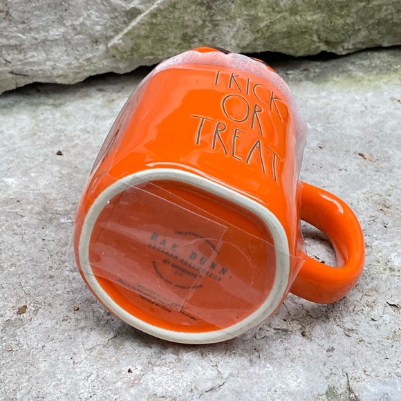 Rae Dunn TRICK OR TREAT Mug with Pumpkin Topper - Picture 4 of 5